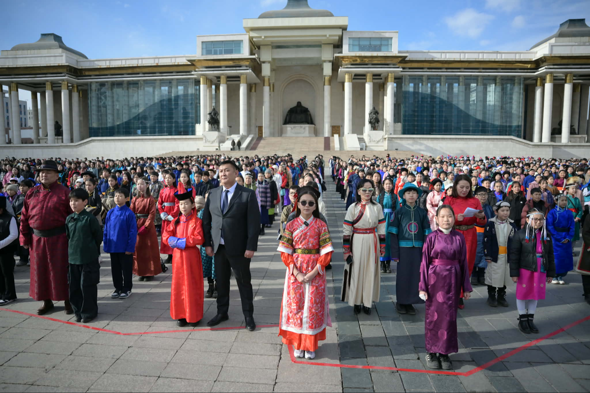 Сүхбаатарын талбайд 2235 сурагч “Тусгаар тогтнол” шүлгийг уншлаа